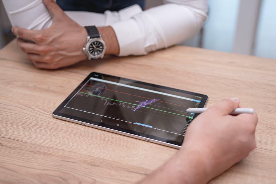 Pantalla de tablet mostrando inventario sincronizado entre tienda física y online