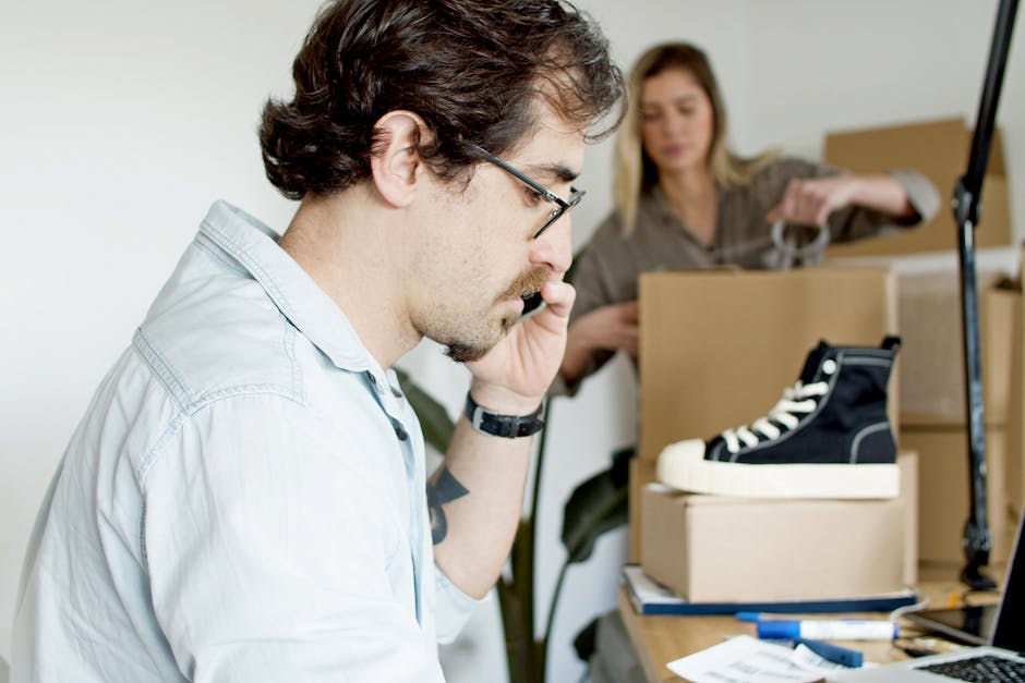 Cliente recogiendo paquete pedido online en tienda física