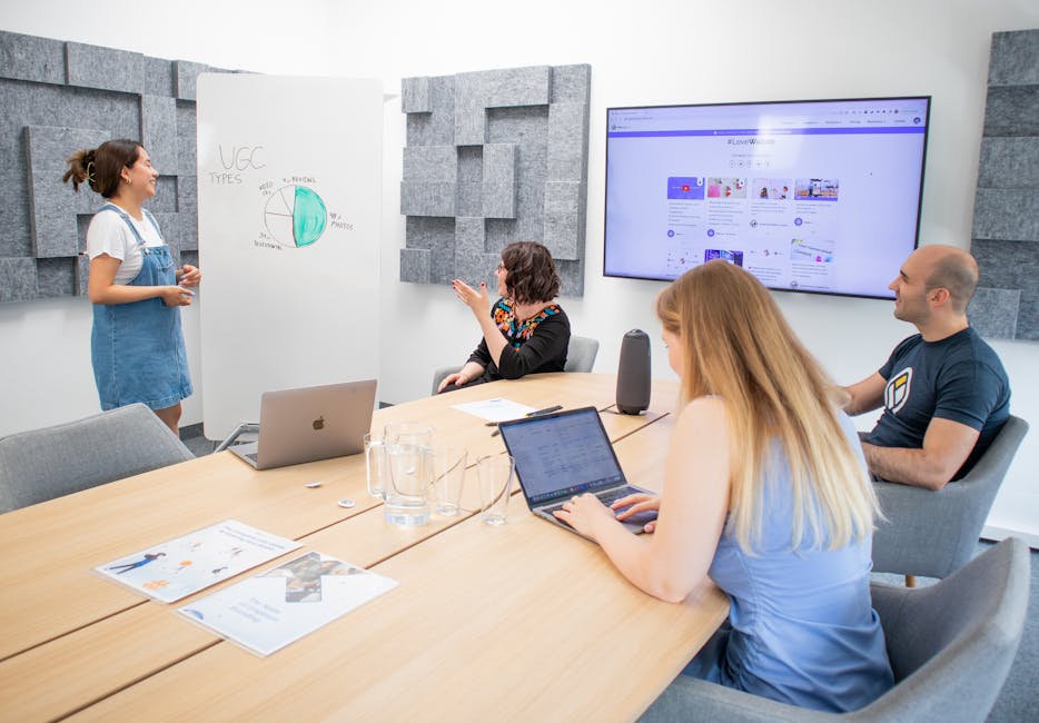 Equipo de consultores de Melorviax Digital en reunión en Granada